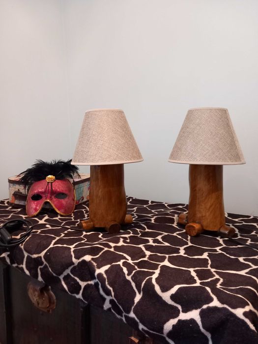 Candeeiros rusticos de quarto , par, em madeira feitos artesanalmente