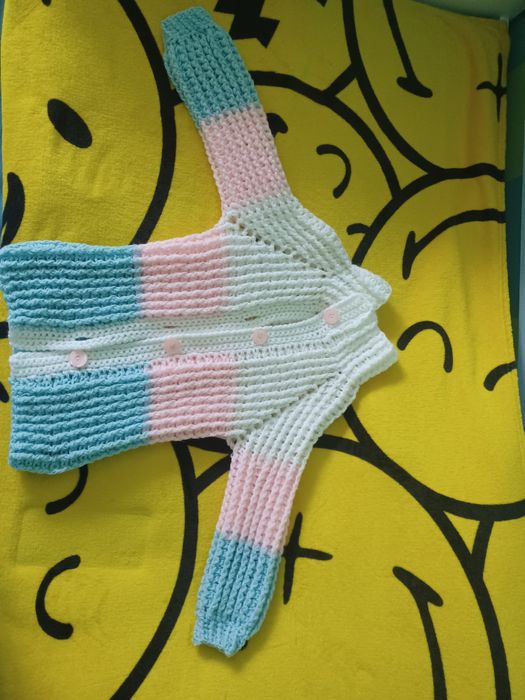 Sweterek dla dziewczynki ręcznie robiony