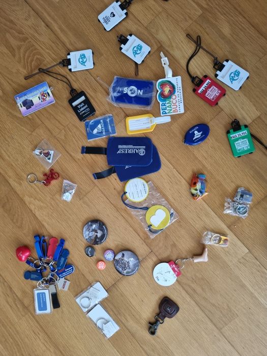 Porta-chaves e pins
