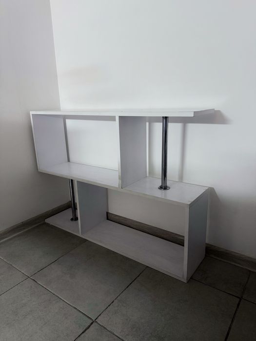 Біла полиця-стелаж сучасного дизайну з хромованими опорами