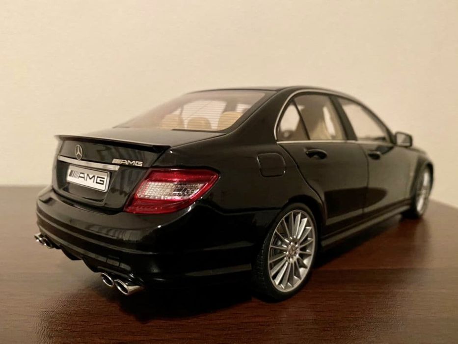 Модель AUTOart Mercedes-Benz W204 C63 AMG 1/18