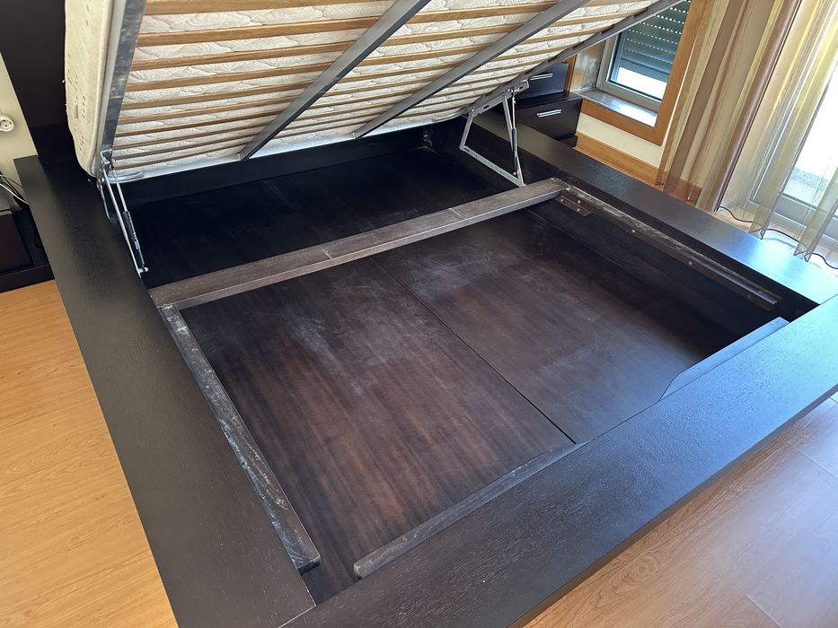 Cama casal grande com arrumação interior com blocos de apoio