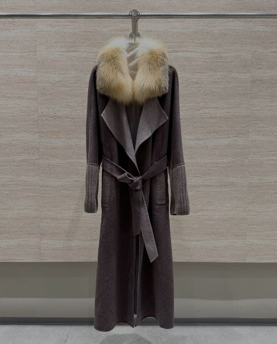 Loro Piana dlugi plaszcz z naturalnym futrem lisa