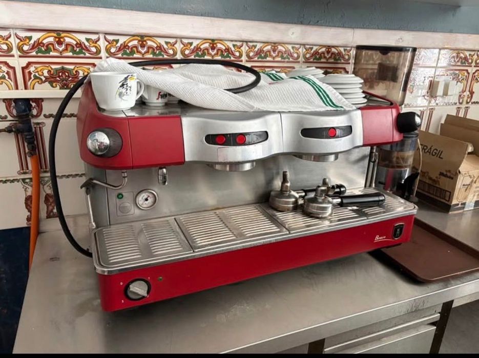 Máquina de café industrial e moinho de café