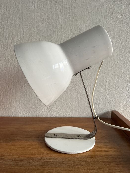 Biala stara metalowa lampka stolowa biurkowa Vintage Loft PRL