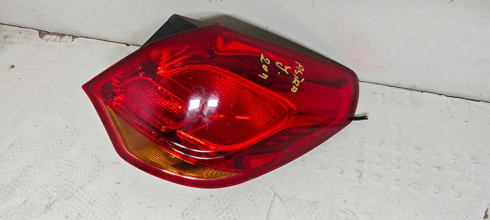 LAMPA TYŁ TYLNA PRAWA OPEL ASTRA J. rok 2011 prawy tył prawa lampa