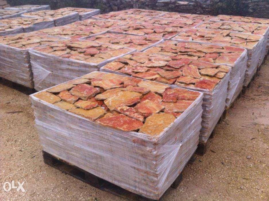 pedra vidraço rústica vermelhos raiada