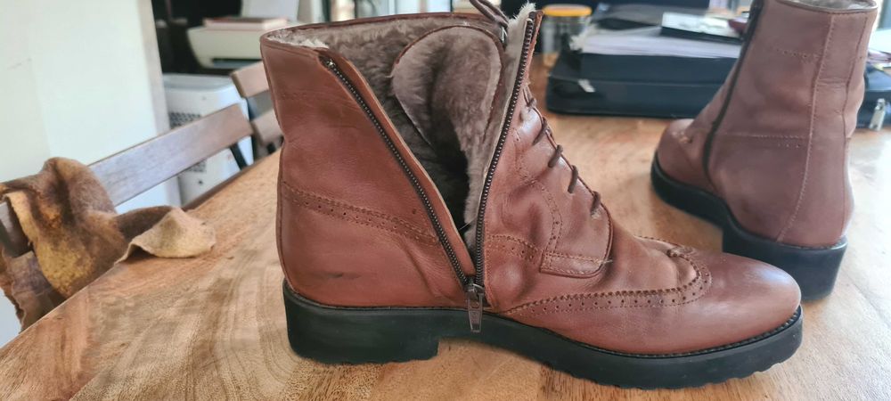 Botas de senhora em pele da Scarpin forradas tamnho 40