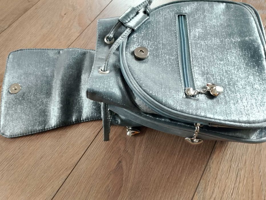 szary plecaczek z ozdobnymi zameczkami