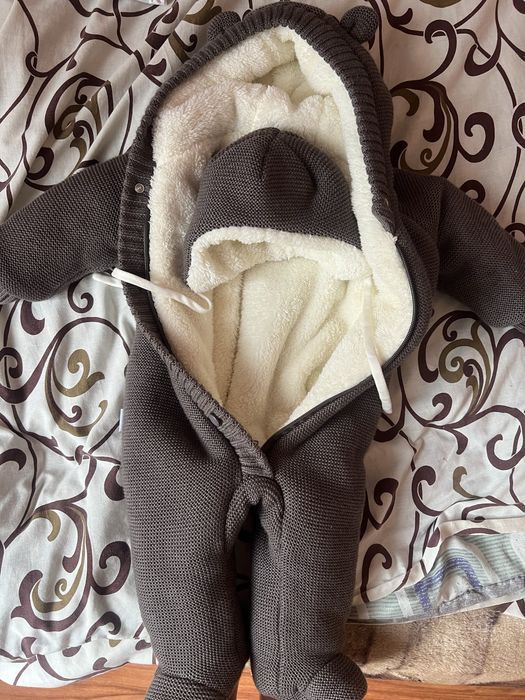 Продам зимний комбинезон 3-6 мес