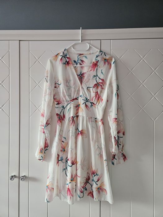 Piękna zwiewna delikatna sukienka w kwiaty