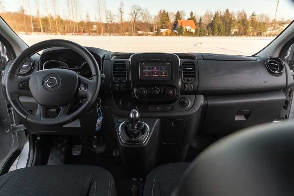 Wynajem busa 9-osobowy OPEL VIVARO 1.6 Turbo