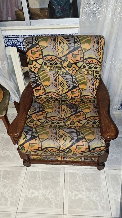 Poltrona/cadeirão vintage em madeira e tecido retro