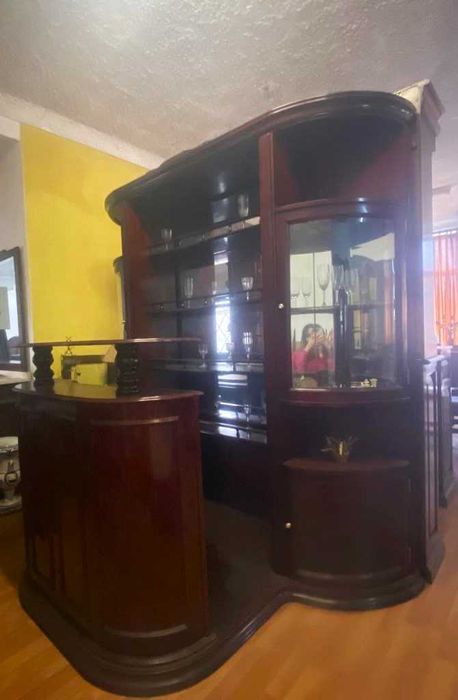 Móvel de bar com bastante arrumação