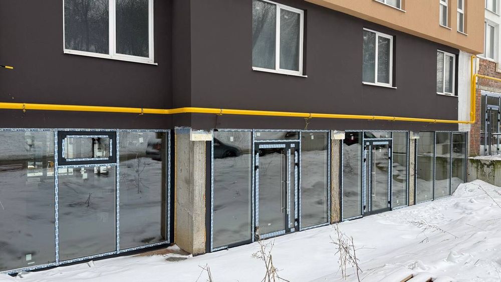 Продаж фасадного комерційного приміщення в новобудові