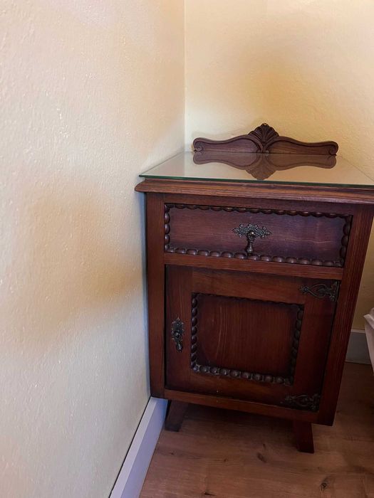 2 mesas de cabeceira e 1 cómoda com 4 gavetas