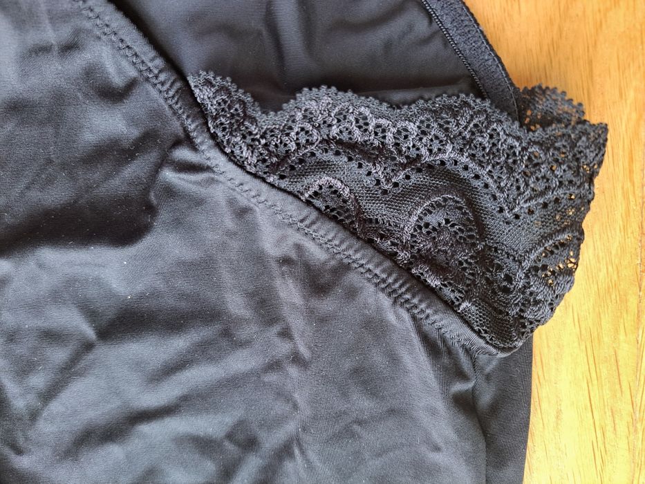 Body czarne Triumph 75B