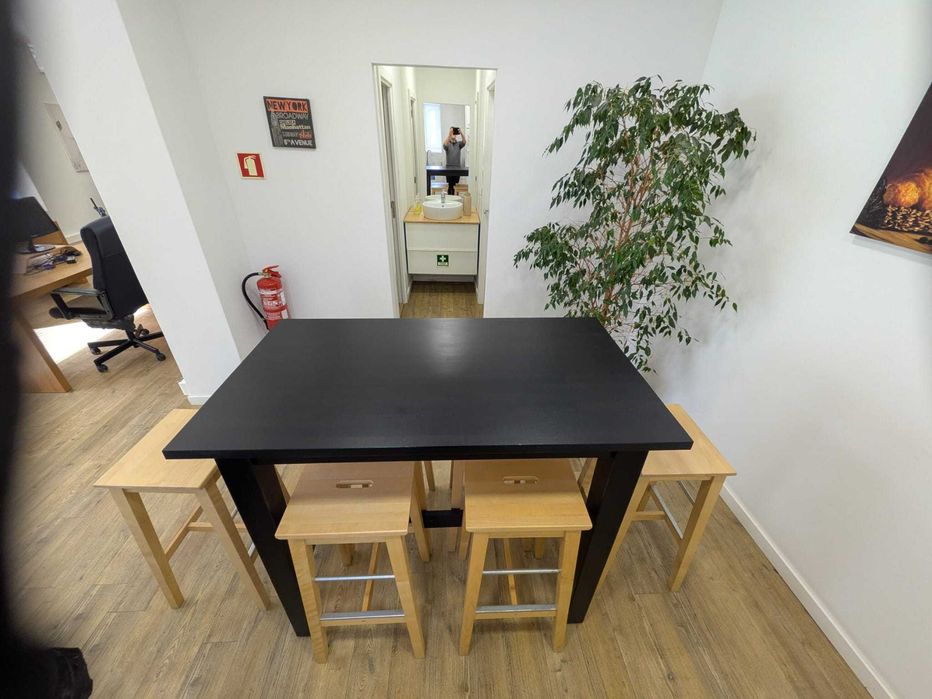 Mesa alta de bar IKEA + 6 bancos de madeira (Stornäs/Bosse)