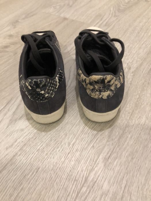 Ténis Adidas Superstar com aplicações pele de cobra