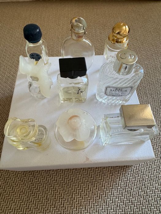 Conjunto de miniaturas de frascos de perfume vazias