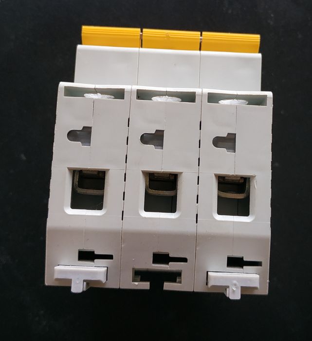 Два автоматических выключателя