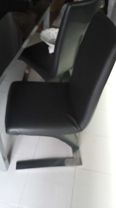 Vendo mesa de vidro com 4 cadeiras em pele sintética