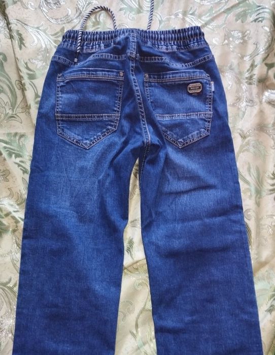 Новые джинсы на манжете на парня 28 р