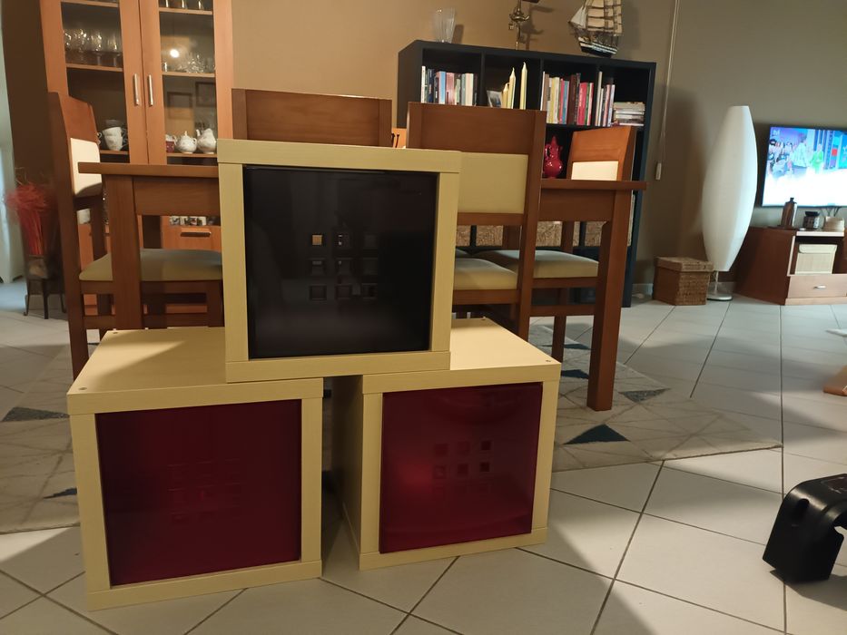Cubos do Ikea e caixas