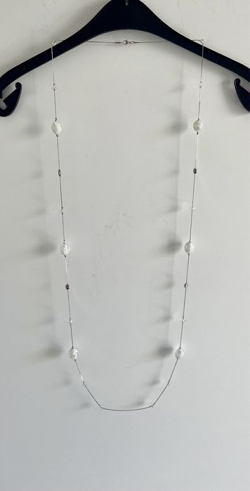 Colar prateado e branco