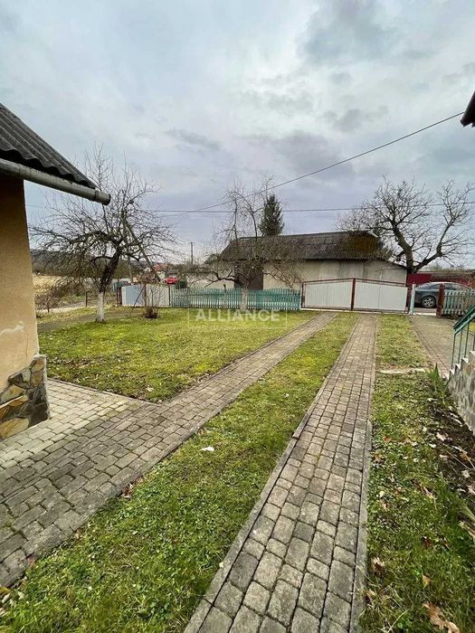 Добротний будинок з усіма комунікаціями в передмісті!