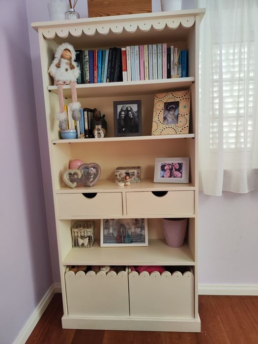 Mobiliário madeira pintada de pérola, estilo pátina.