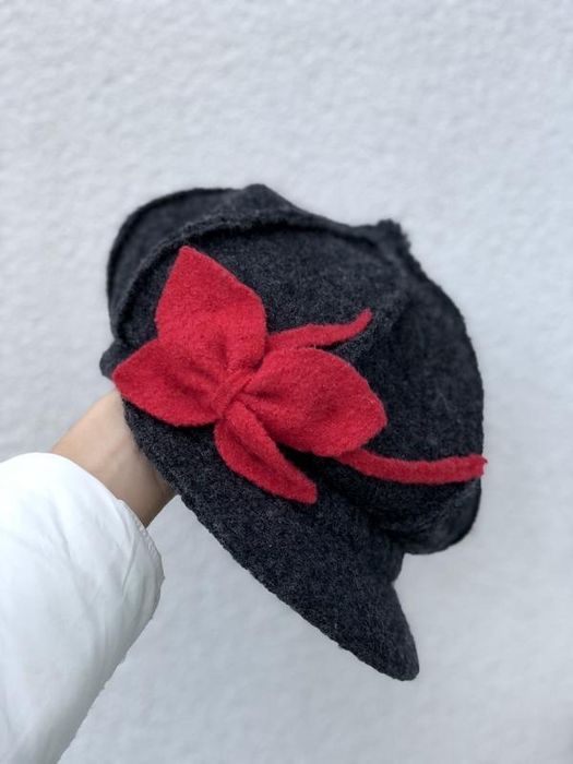 Вовняна сіра кепка берет шапка з аплікацією