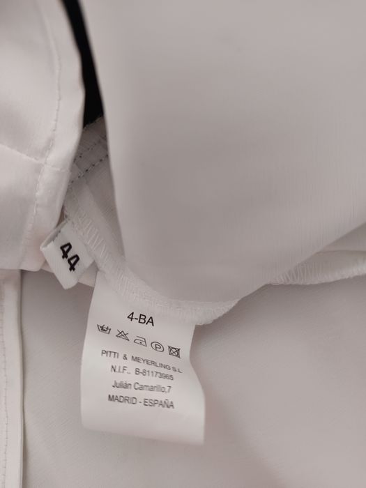 Elegante blusa acetinada, cerimónia-Pitti Difusion.