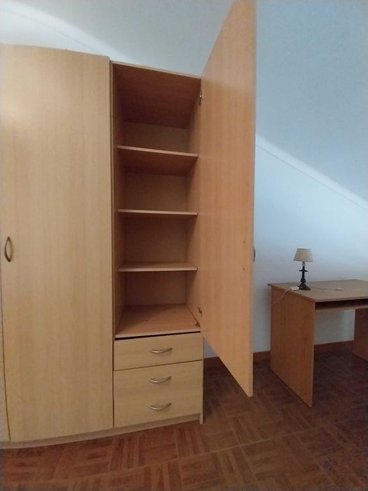 Vendo Roupeiro e secretária de quarto