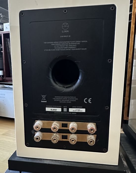 Linn Majik 140 - colunas de chão