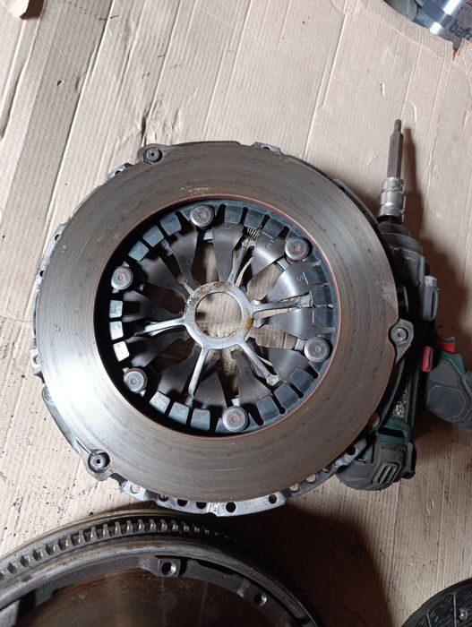 Зчеплення двомасовий демпферний маховик  LUK  415 0250 10 VW 1.9 tdi