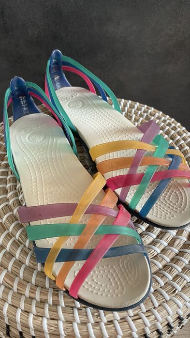 Crocs sandały Huarache Flat Multi/Cerulean Blue W8 38/39