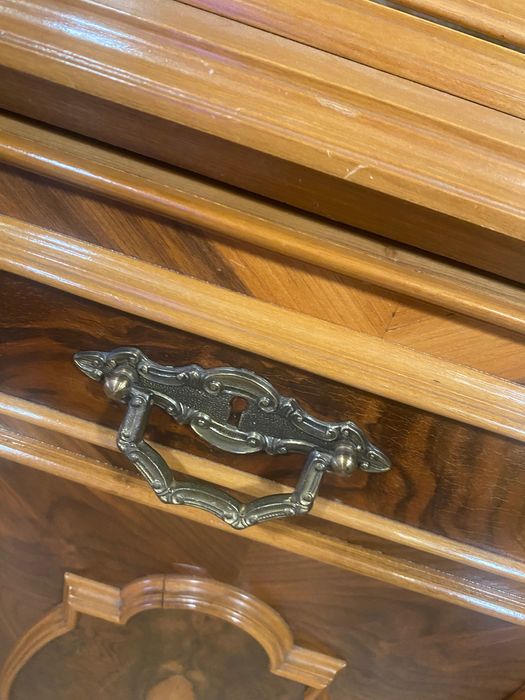 Louceiro clássico em raiz de Nogueira.