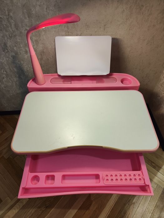 Парта з стільцем для дівчинки