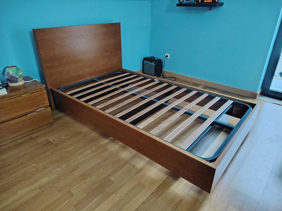 Cama de solteiro em madeira cerejeira