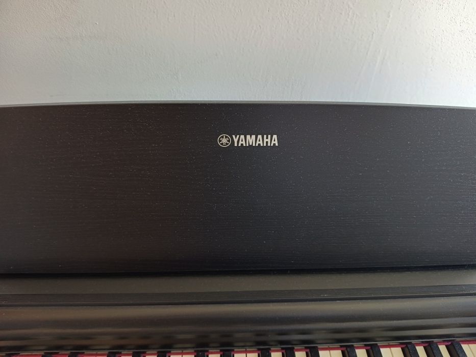 Piano digital Yamaha Arius YDP-145B  (Fatura + Caixa Original)