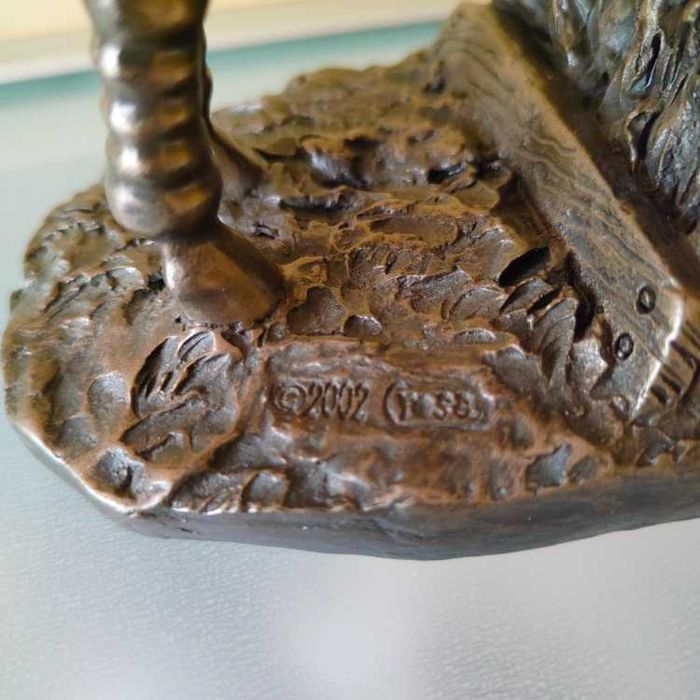 Kolekcjonerska figurka dżokeja na koniu  z sygnaturą 2002 Rosa