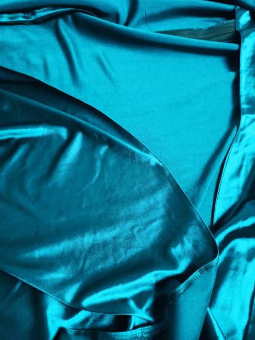 Satynowa sukienka z wycięciem na nogę