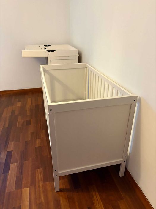 Quarto de bebé IKEA SUNDVIK — berço + colchão + trocador
