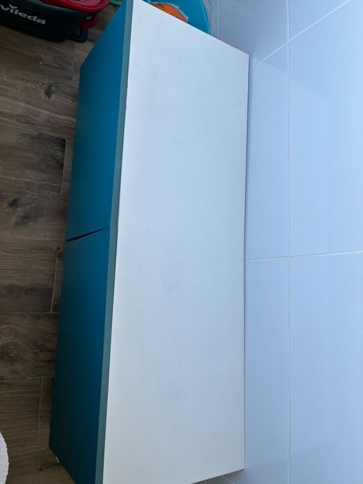 Móvel baixo de arrumação branco e azul – 2 portas