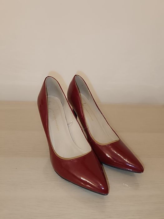 Sapatos de Salto Alto (Pumps) em Verniz Vermelho Bordeaux – Atmosphere