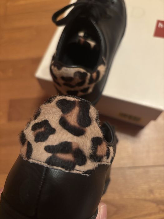 Кросівки жіночі на шнурках