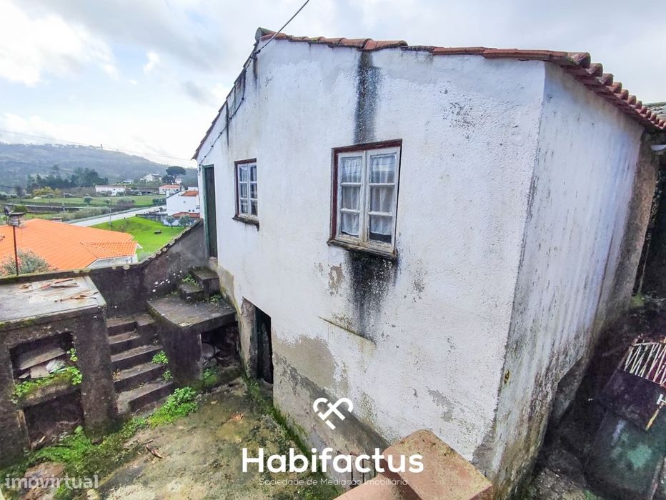 Moradia T3 para reconstrução com logradouro e vista para o Santuário,