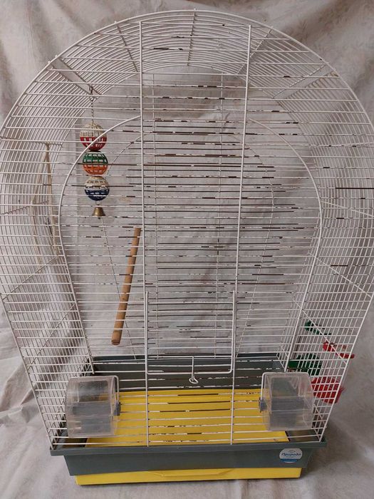 Две клетки для попугая: большая и маленькая