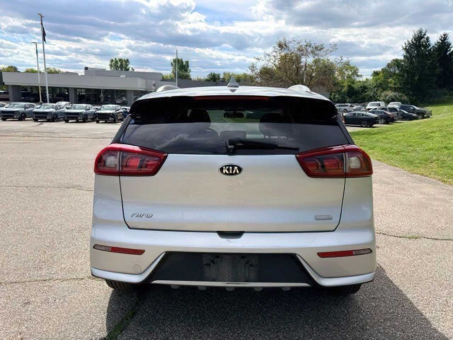 Kia Niro LX      2017